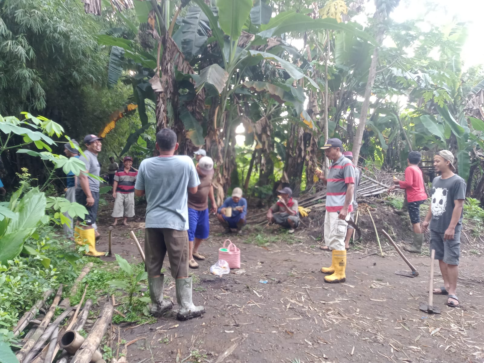 Warga  Dusun  Pandaan Desa Kepuharum Kerja Bhakti  Normalisasi Saluran Air