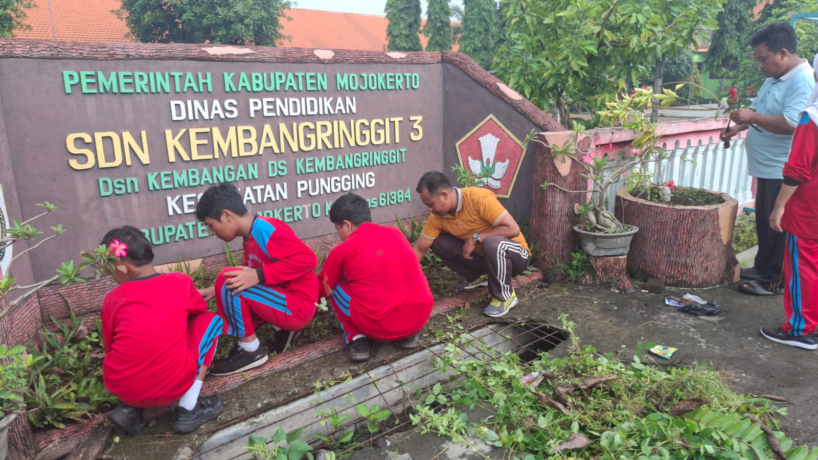 Jumat bersih dukung sekolah hijau, SDN Kembangringgit 3 Gelar Kerja Bakti