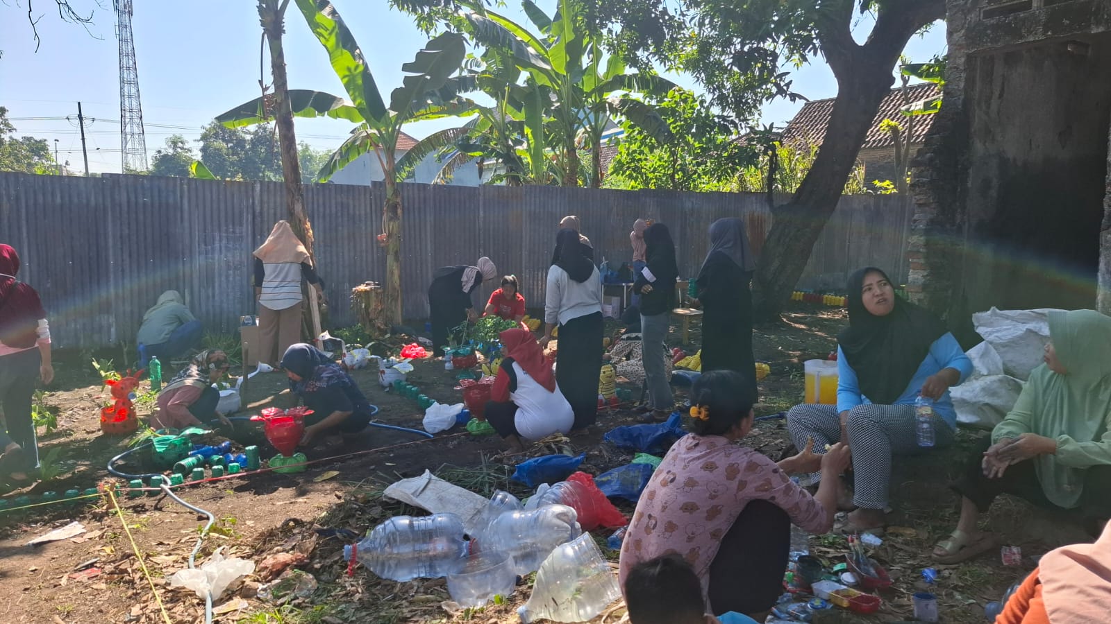SDN Kembangringgit 3 Mojokerto sulap plastik bekas jadi pot bunga, wujudkan sekolah hijau