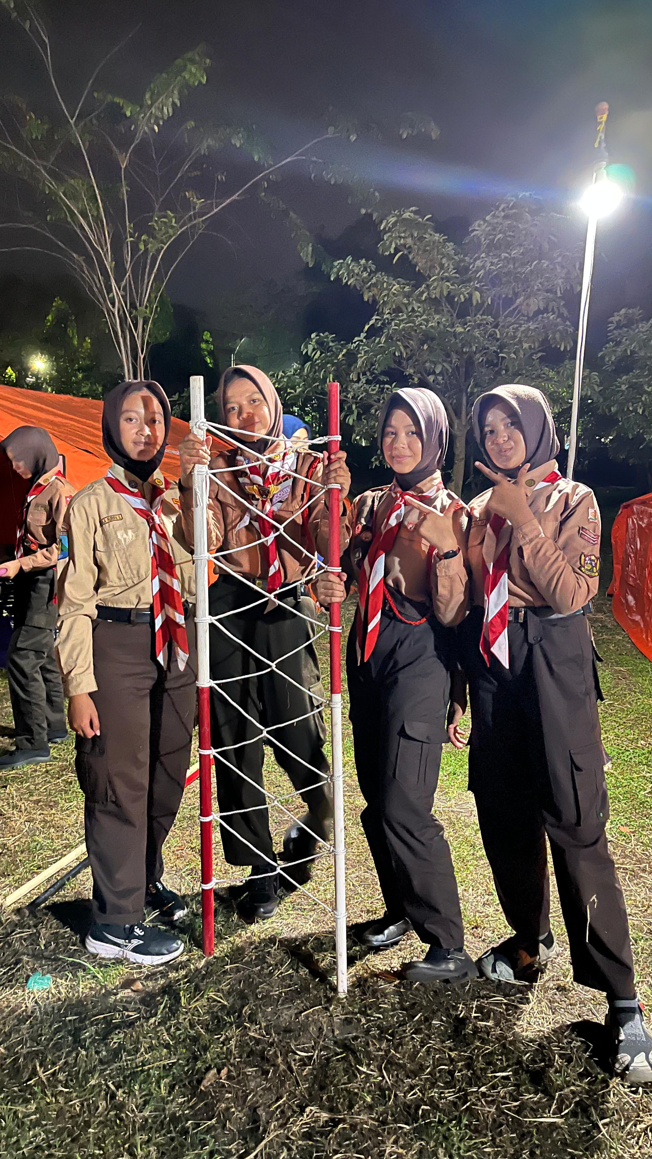 Menuju Jamnas Pramuka XII 2026: Peserta Diklat Kwarcab Mojokerto Belajar Tali Temali dan  Bikin Tandu Darurat